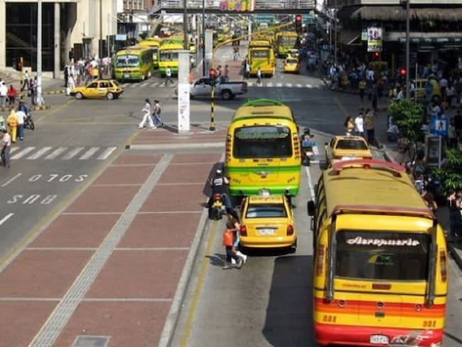 Buses urbanos y taxis se unen por paro indefinido