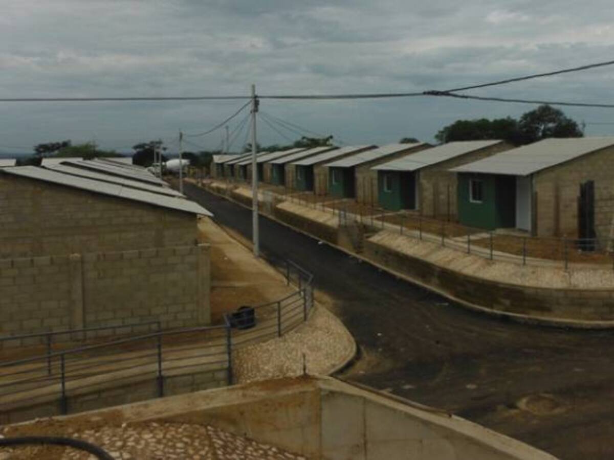 Distrito entrega primeras viviendas a familias víctimas del conflicto