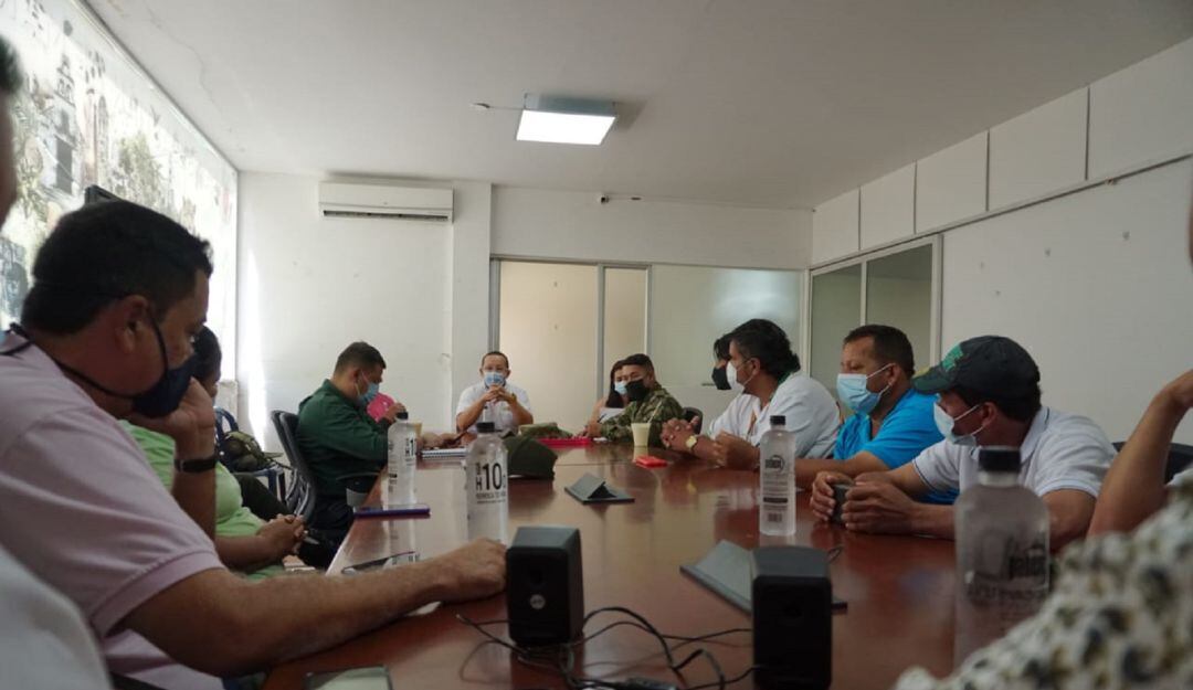 Mesa de negociación con manifestantes