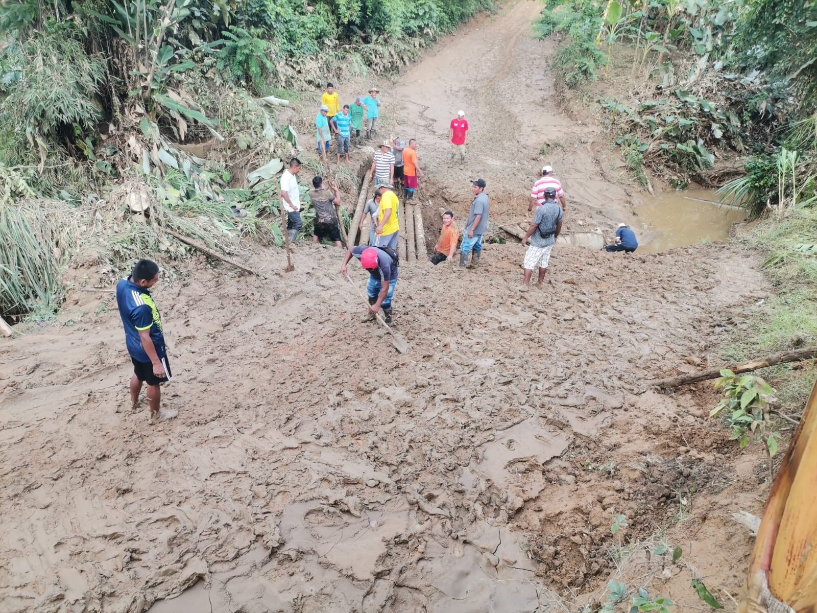 Con un puente artesanal, las cerca de 300 familias afectadas están improvisando su paso hacia la zona urbana y otras veredas. Foto: Alcaldía de Necoclí.
