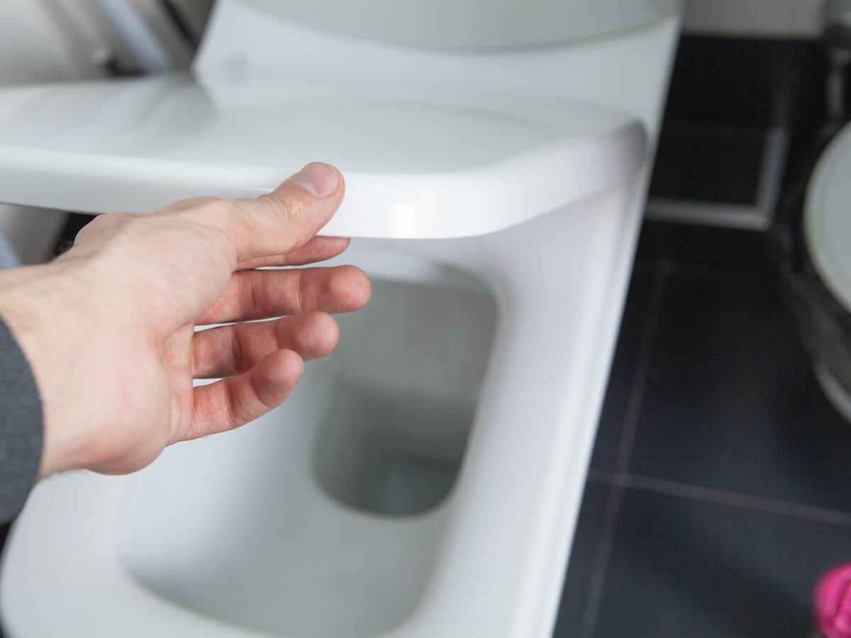 Por esta razón no debe bajar el baño con la tapa arriba