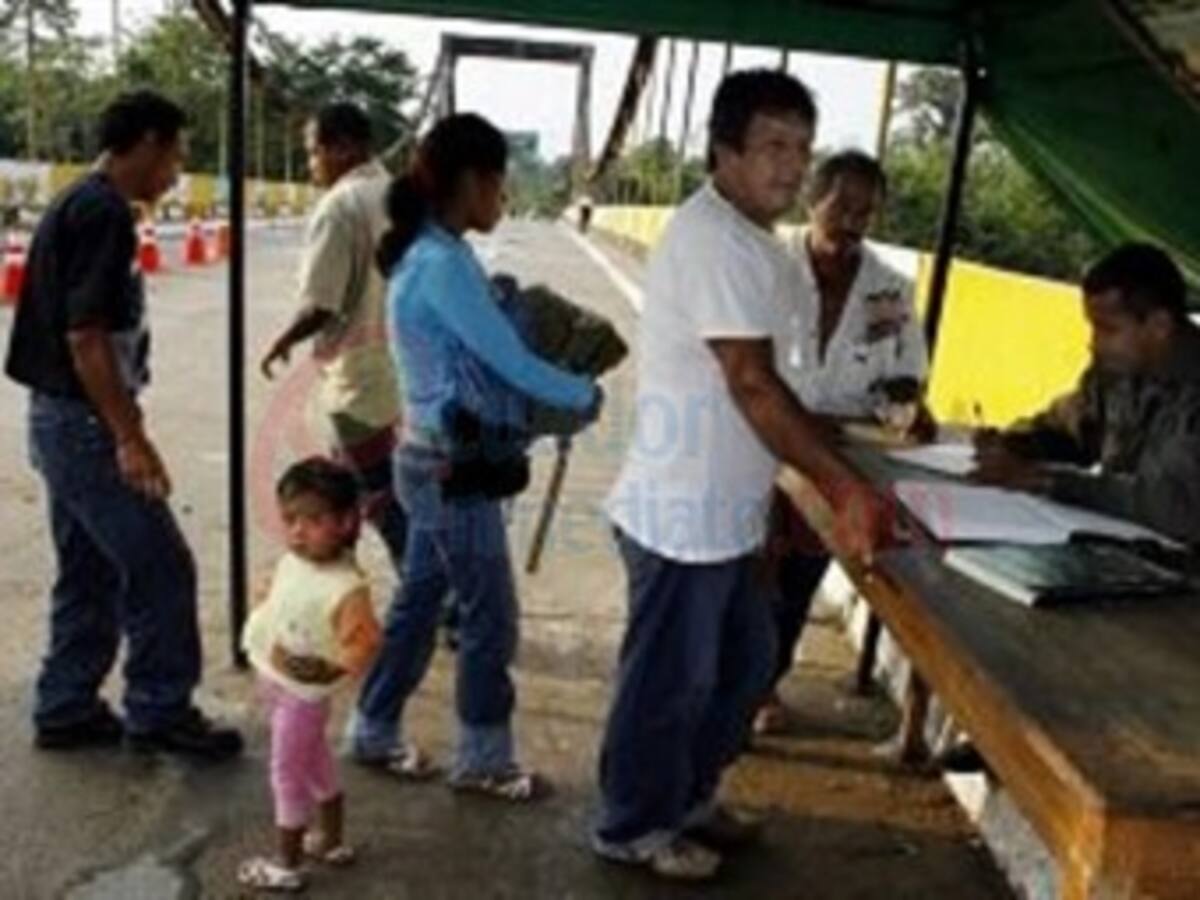 Ecuador da 5.500 visados de refugiados en frontera con Colombia en 7 semanas