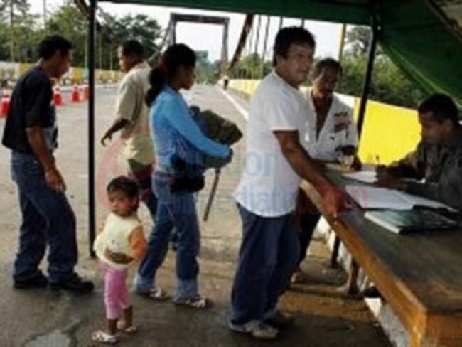 Ecuador da 5.500 visados de refugiados en frontera con Colombia en 7 semanas