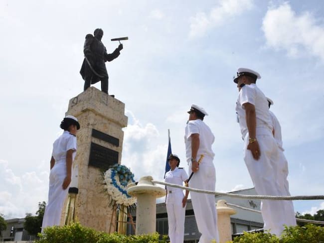 Ofrenda floral al busto del almirante José Prudencio Padilla
