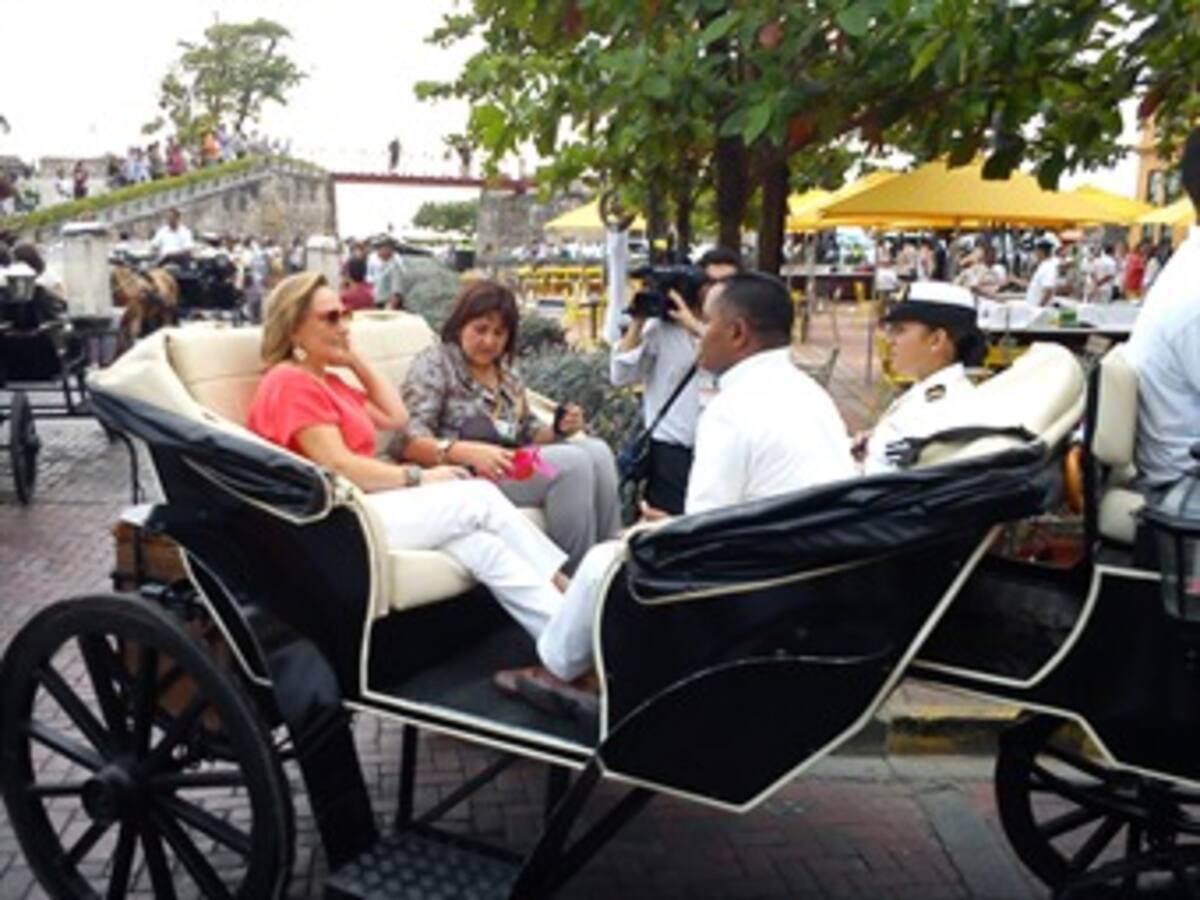 Primeras damas pasean en coche por el centro de Cartagena