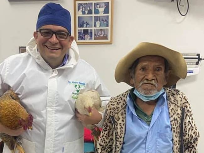 Con gallinas: el 'pago' de un adulto mayor a médico que lo operó en Bolivia
