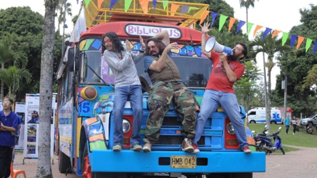 Un bus que recorre las calles de Pereira las llena de libros y cultura
