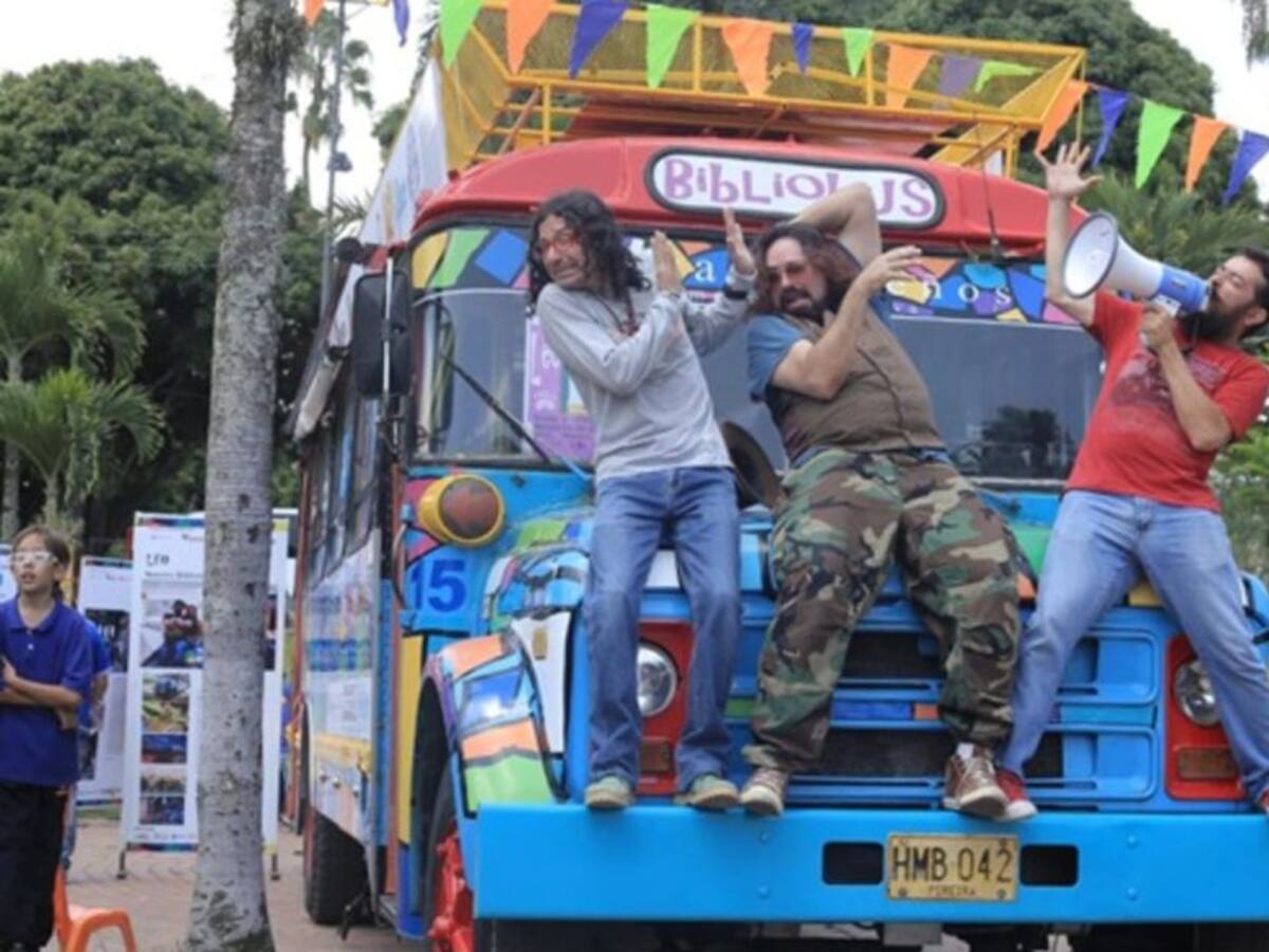 Un bus que recorre las calles de Pereira las llena de libros y cultura