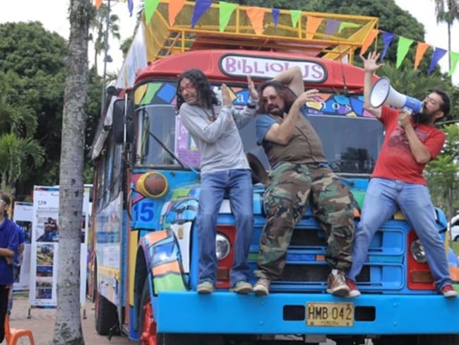Un bus que recorre las calles de Pereira las llena de libros y cultura