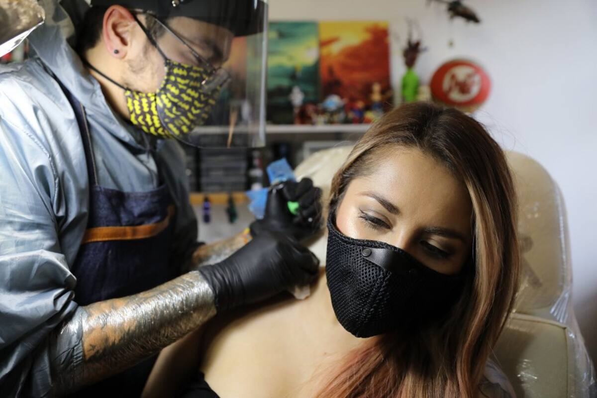 Tatuadores colombianos adaptaron sus casas como estudio para poder trabajar durante la pandemia por coronavirus.