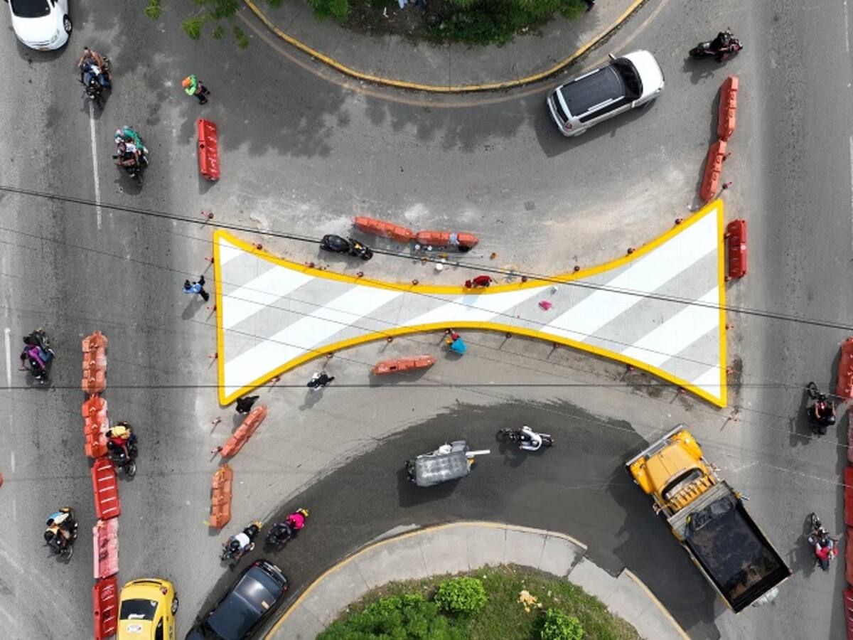 DATT aplicó pintura e instaló delineadores en el ‘corbatín’ en la vía Cordialidad