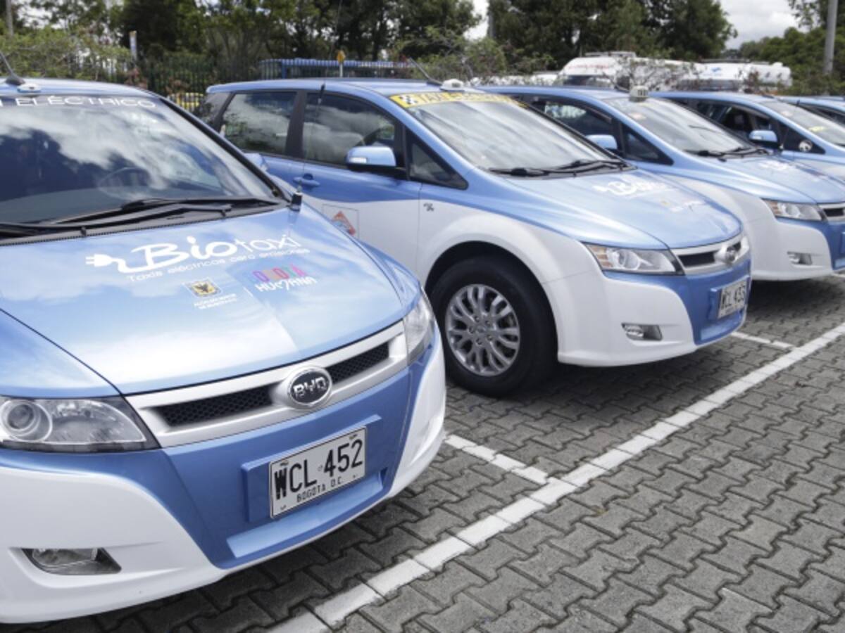 Entregan recomendaciones para reemplazar taxis por vehículos eléctricos en Bogotá