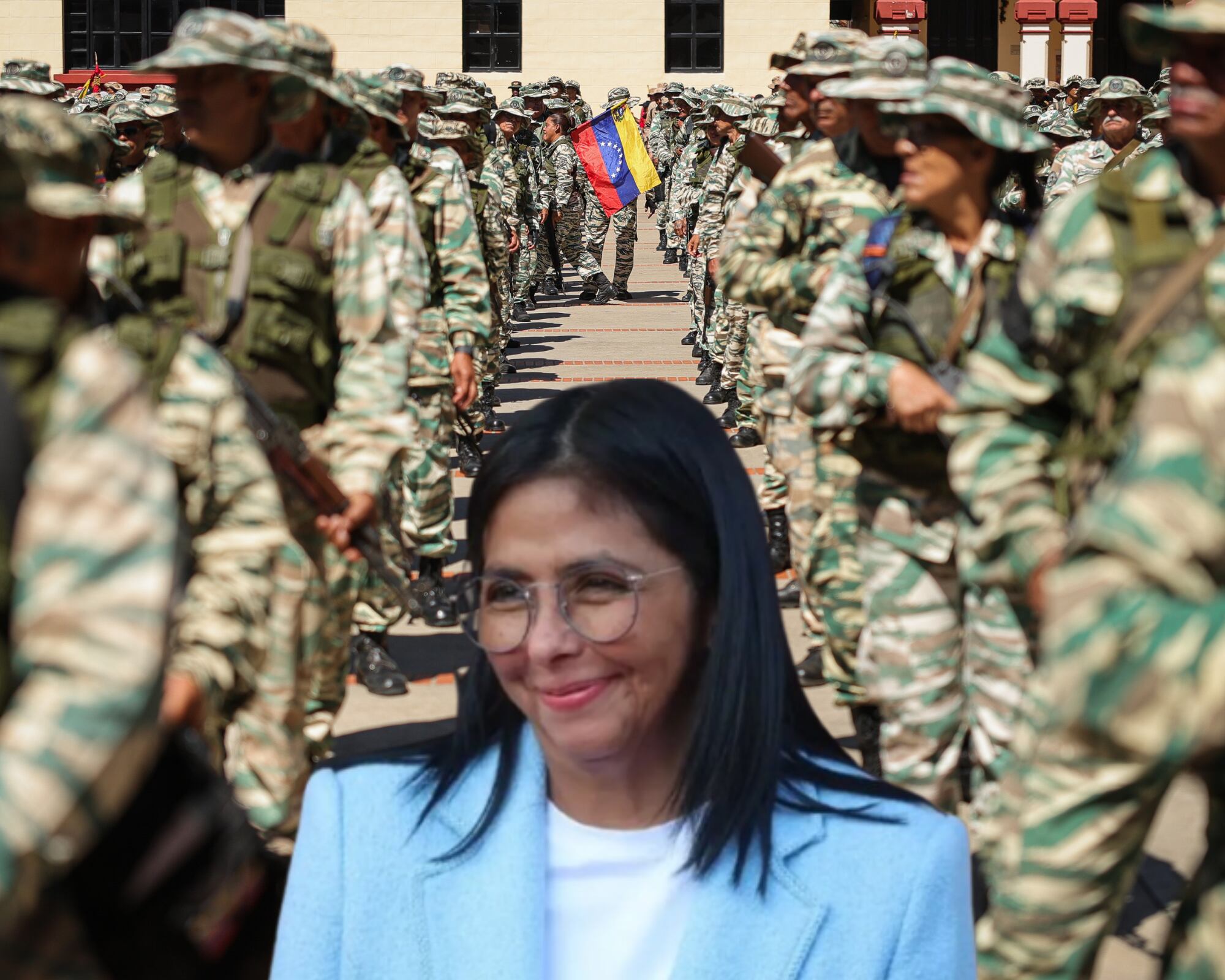 En medio de los acercamientos con el gobierno estadounidense, Rodríguez destituyó más funcionarios venezolanos a cargo de las fuerzas militares.
(Foto:   Caracol Radio / Getty)