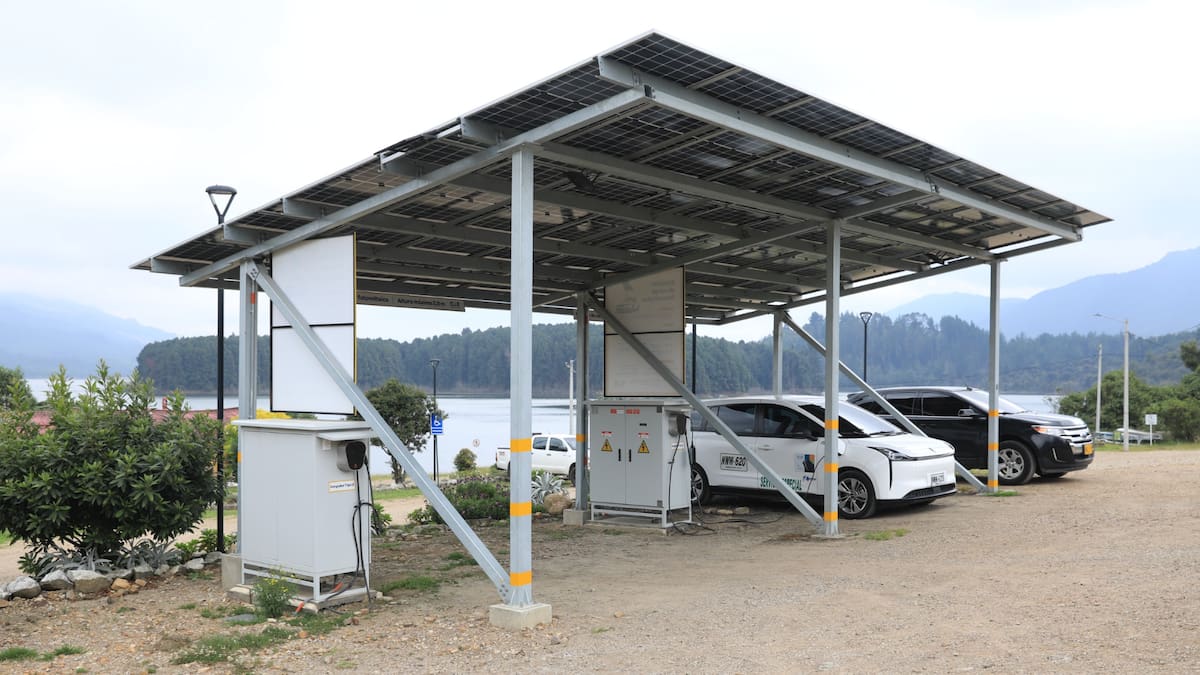 La CAR habilita tres estaciones de servicio gratuitas para carros eléctricos en Sabana Centro