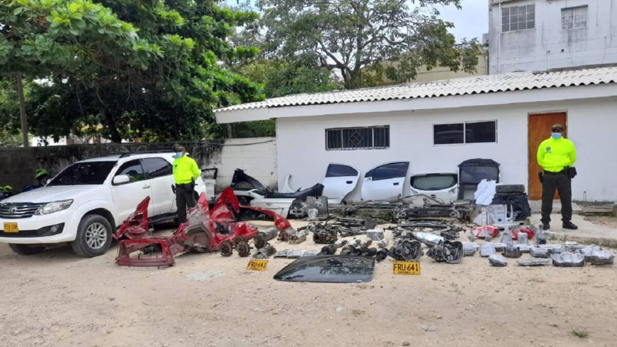 Desmantelan 'deshuesadero' de vehículos y capturan a dos personas