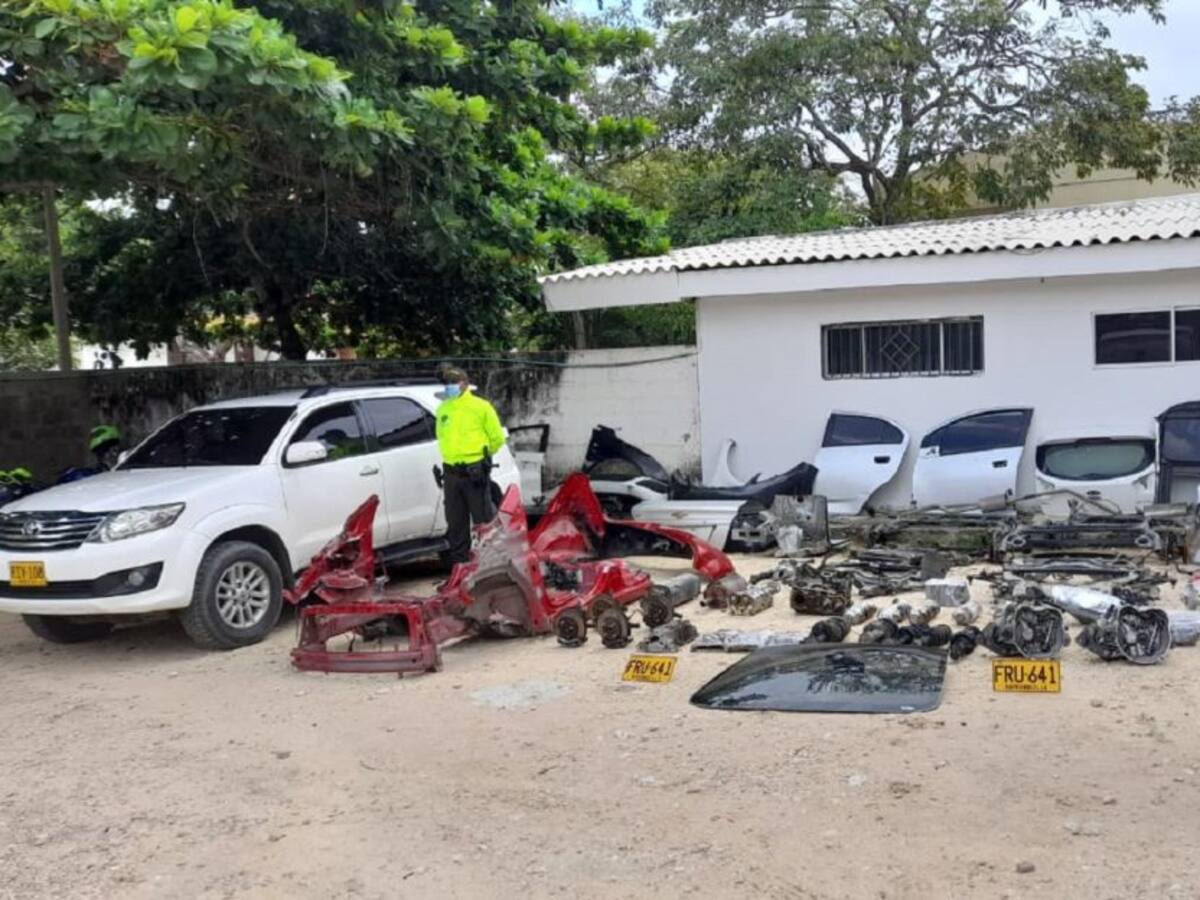 Desmantelan 'deshuesadero' de vehículos y capturan a dos personas