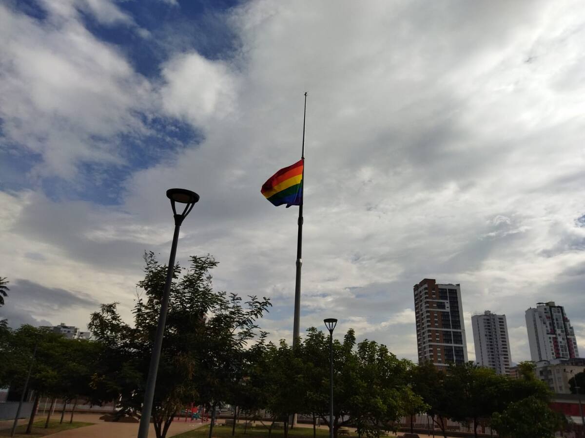 Izaron la bandera multicolor en el Mesón de los Búcaros