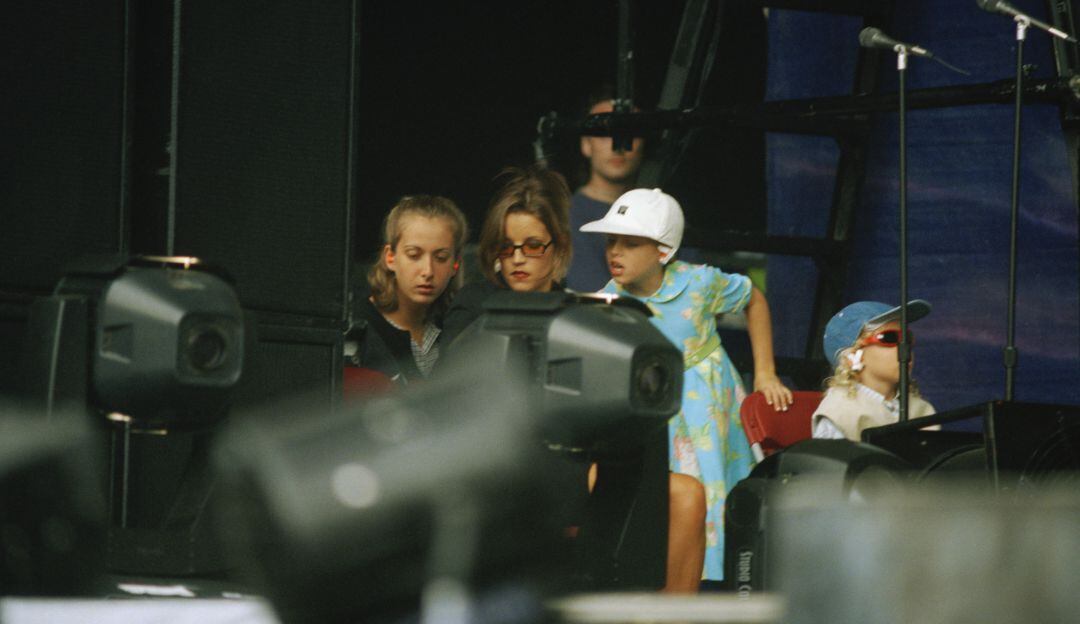 Benjamin Keough junto a su madre Lisa Presley.