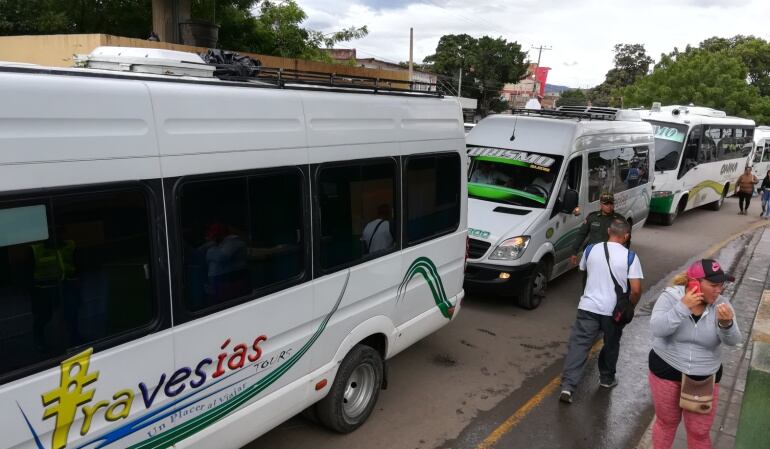 Vehículos que hacen el transporte escolar binacional por el puente Simón Bolívar