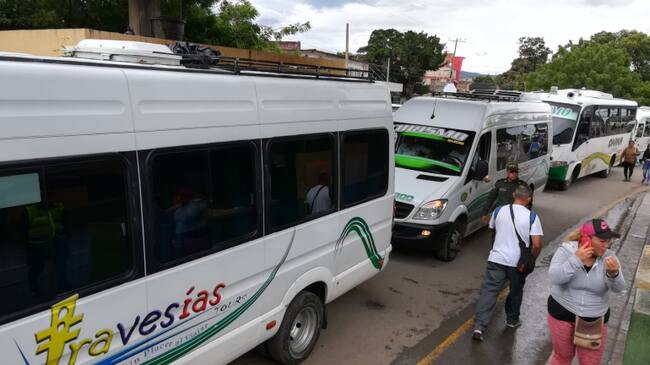 Vehículos que hacen el transporte escolar binacional por el puente Simón Bolívar