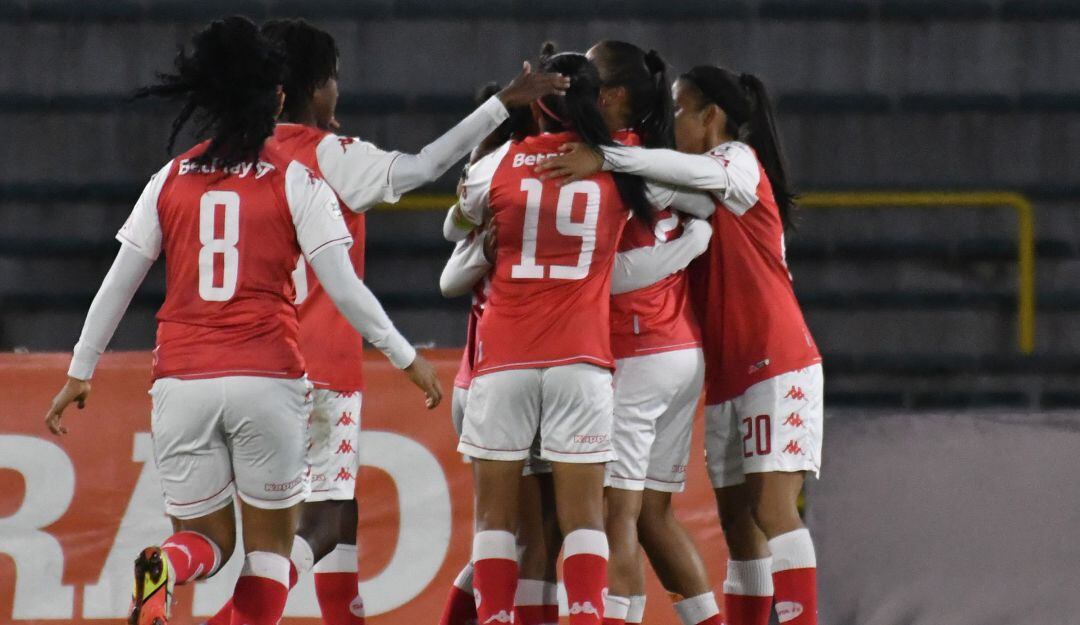 Santa Fe festeja uno de sus cuatro goles en el triunfo en El Campín ante Llaneros.