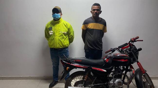 El sujeto fue detenido cuando se movilizaba con una motocicleta que minutos antes había sido hurtada