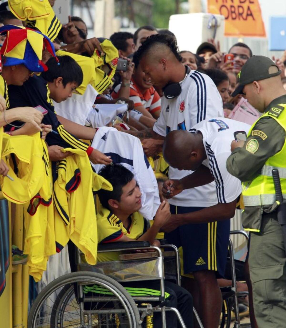 James Rodríguez, Aquivaldo Mosquera, Abel Aguilar entre otros firmaron autógrafos y se tomaron fotos a las afueras del hotel de concentración.