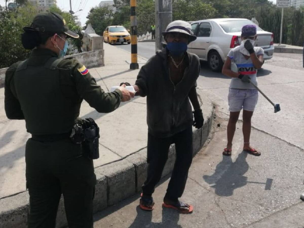 En Cartagena, Policía entrega almuerzos a habitantes de calle
