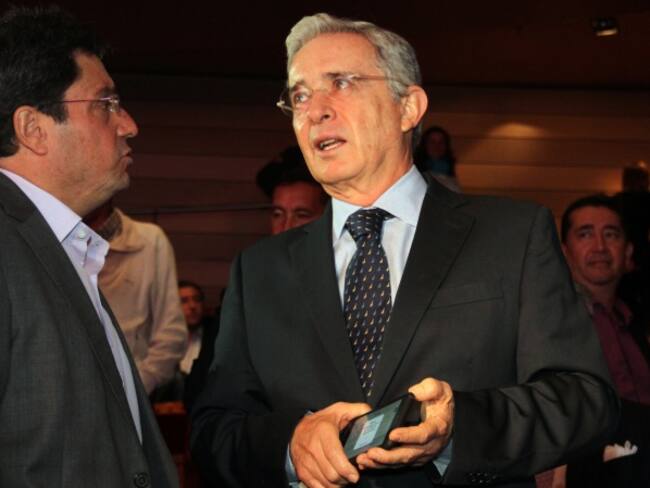 Juez pide investigar al expresidente Uribe por chuzadas del Das