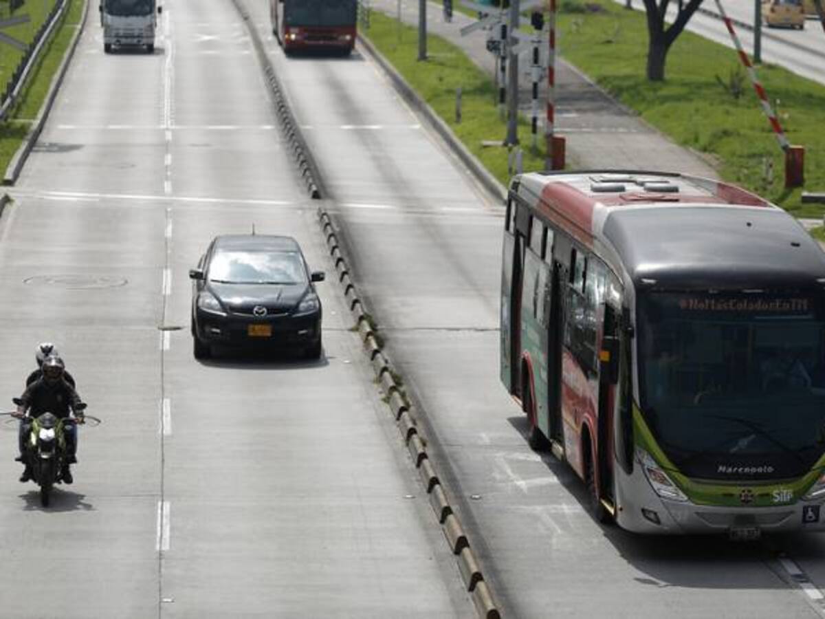 Llegan los primeros buses de Transmilenio con sillas laterales