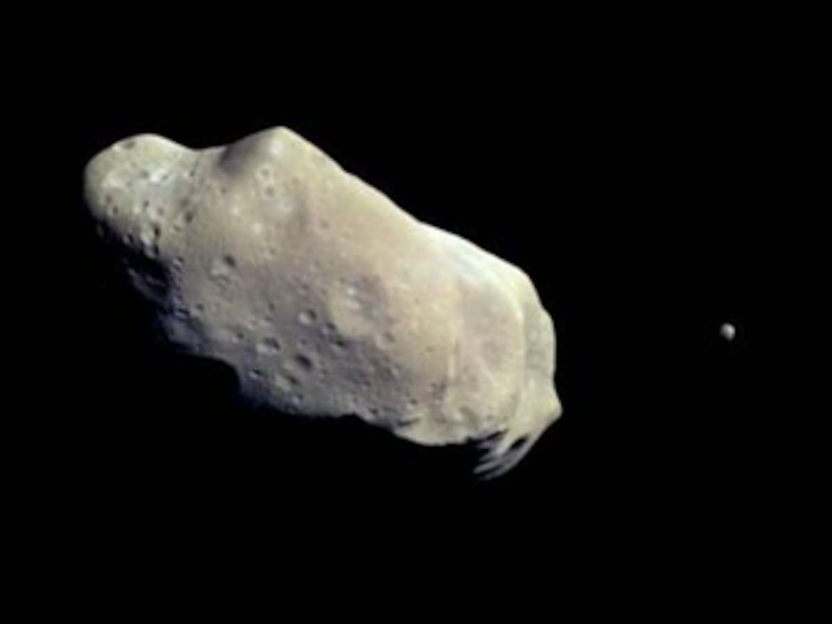 Un asteroide similar al que cayó en Rusia rozó la Tierra