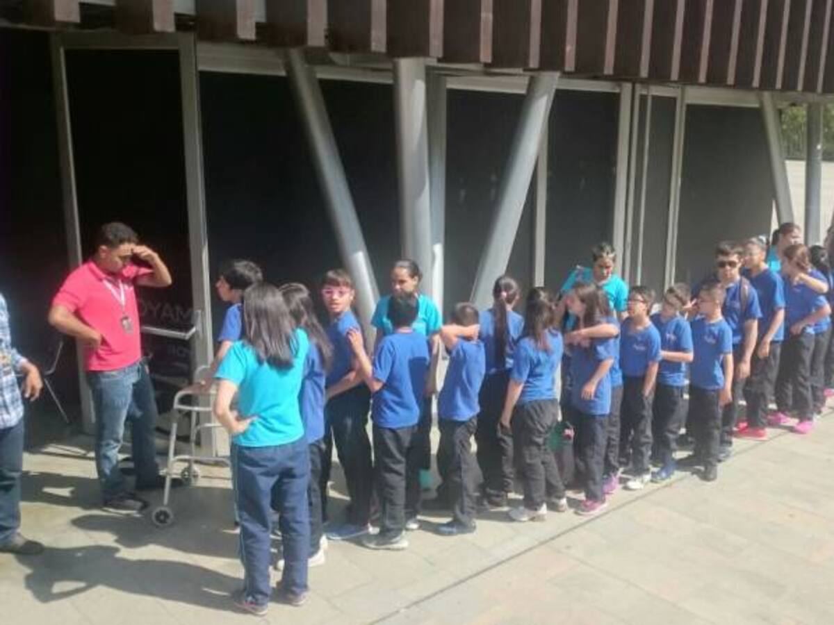 Niños con discapacidad cerebral visitan van Gogh Alive en Medellín