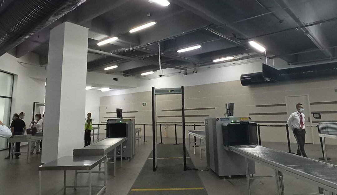 Ingreso a zona de embarques en el aeropuerto Ernesto Cortissoz