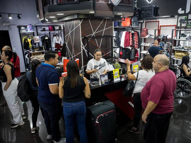 AME3731. CARACAS (VENEZUELA), 06/12/2024.- Fotografía del 29 de noviembre del 2024 de personas comprando en una tienda de ropa en Caracas (Venezuela). Pantalones en 40 euros, cosméticos a partir de 10 euros y una promoción de dos camisetas por 20 ofrece una tienda de un país que no es europeo ni ha adoptado formalmente la divisa. Son los precios de un establecimiento en un centro comercial de Caracas, la capital de la Venezuela multimoneda. EFE/ Miguel Gutiérrez