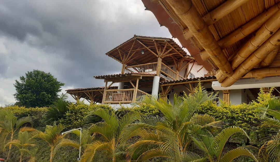 Todos los días escuche la información local en Caracol Radio 5:45, 6:45, 7:45,  8:45 y 945 a.m. 