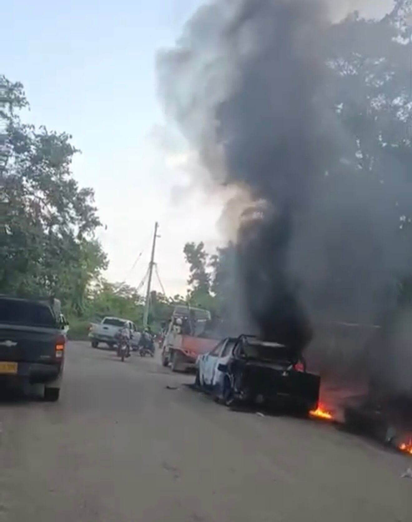 Un vehículo fue incinerado en la vía Tibú-La Gabarra. Foto: Cortesía.