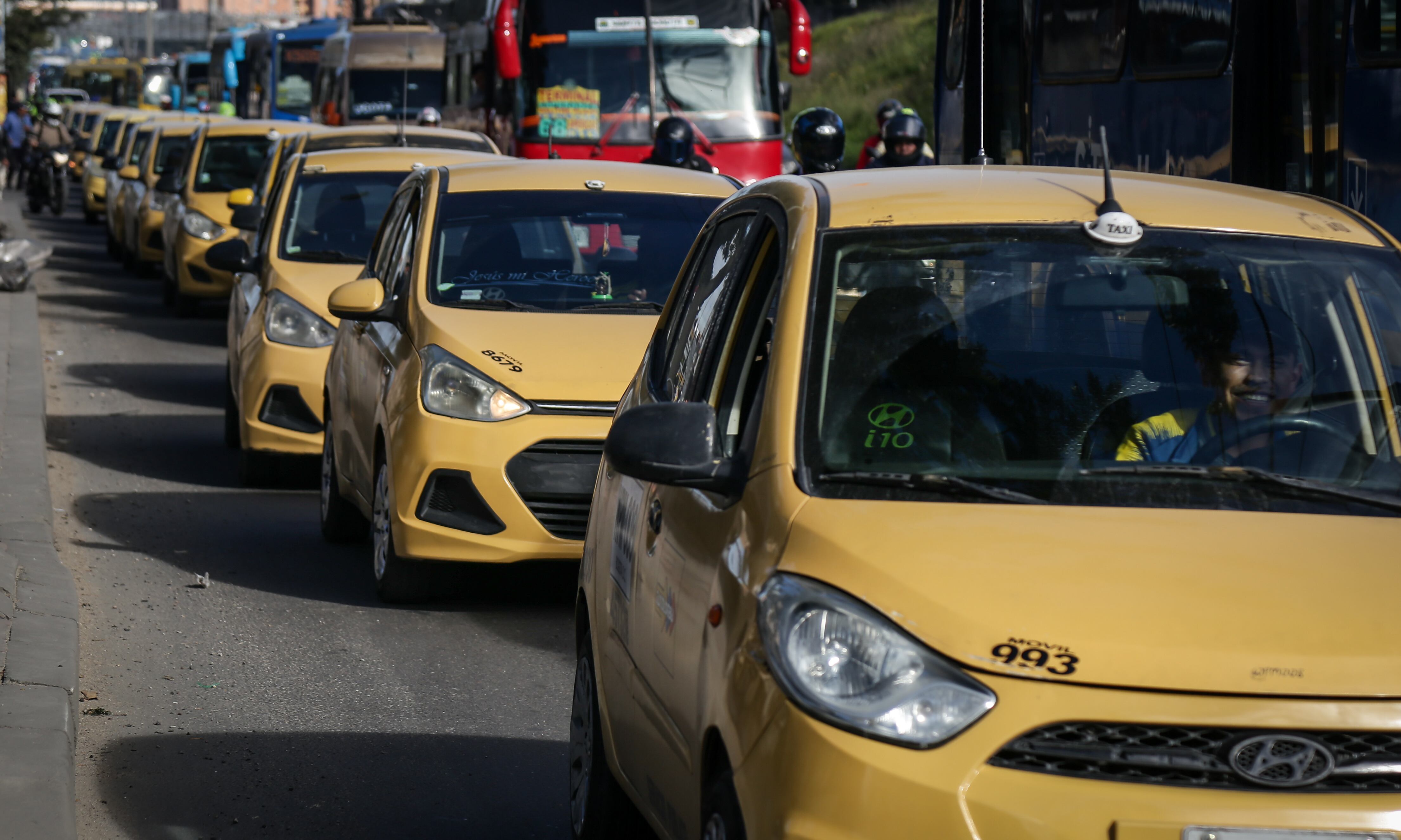 Bogotá. Julio 23 de 2024. Un grupo de taxistas realizan plan tortuga a la altura del portal sur con motivo del paro de taxistas que se realiza en diferentes puntos del país. (Colprensa - Catalina Olaya)