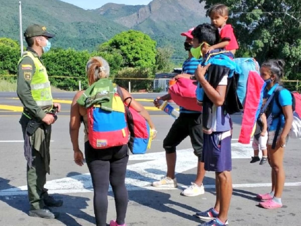 Autoridades mantienen controles a migrantes en las vías