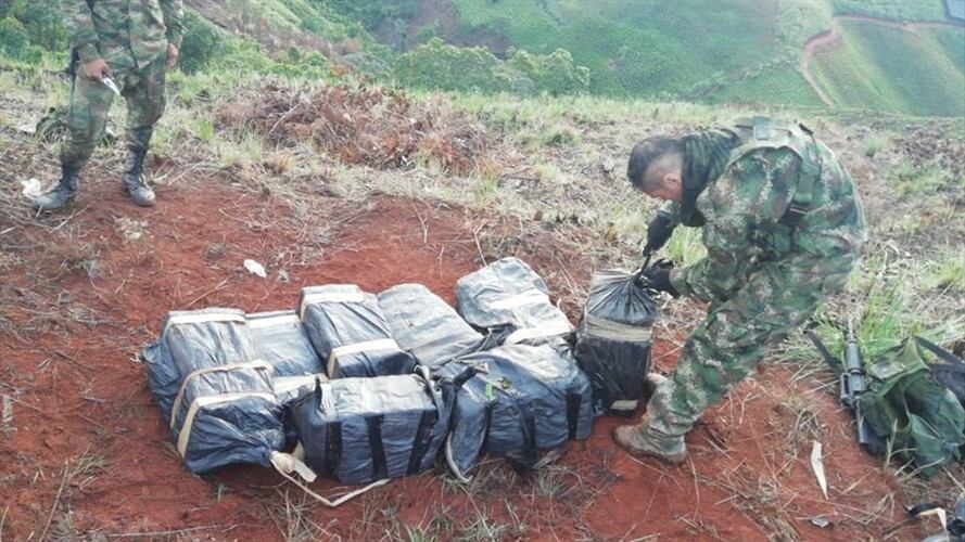El material fue incautado y la estructura destruida con las medidas de seguridad correspondientes. Foto: Fuerza Aérea Colombiana
