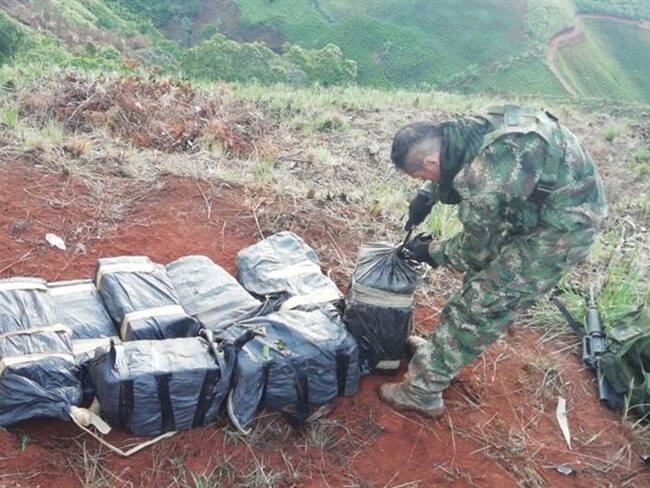 El material fue incautado y la estructura destruida con las medidas de seguridad correspondientes. Foto: Fuerza Aérea Colombiana