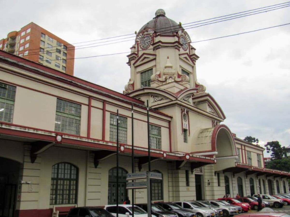 Economista analiza en Manizales los pro y los contra del pago por horas