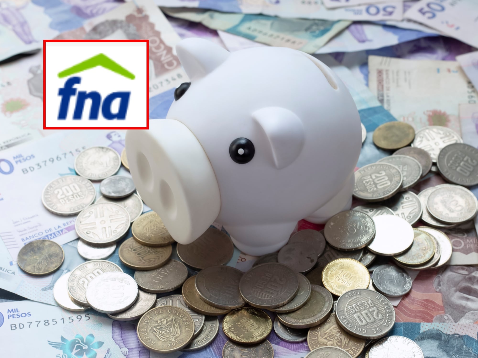 Logo del Fondo Nacional del Ahorro y dinero colombiano alrededor de una alcancía. Fotos: suministrada y Getty Images.