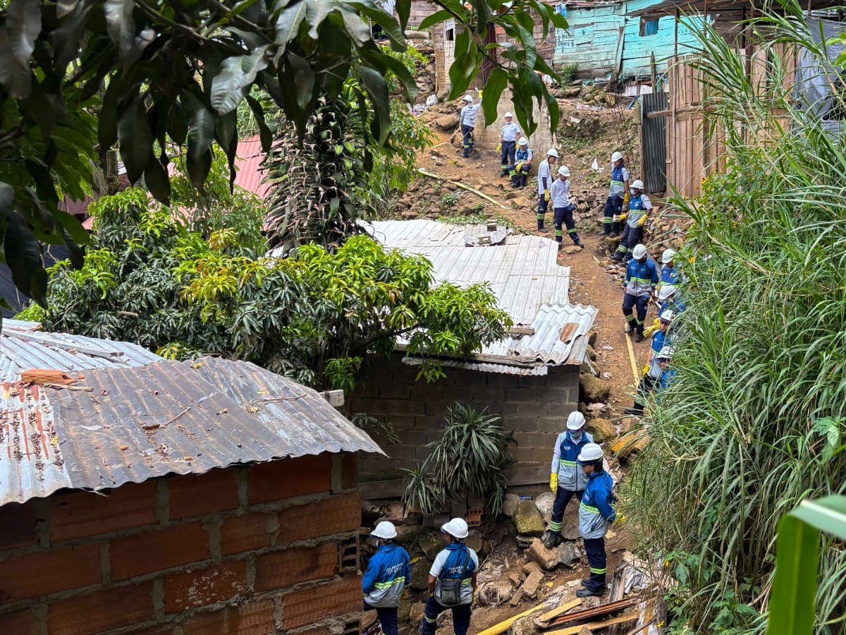 Finalizó evacuación de 73 viviendas por riesgo de avenida torrencial en Manrique, Medellín