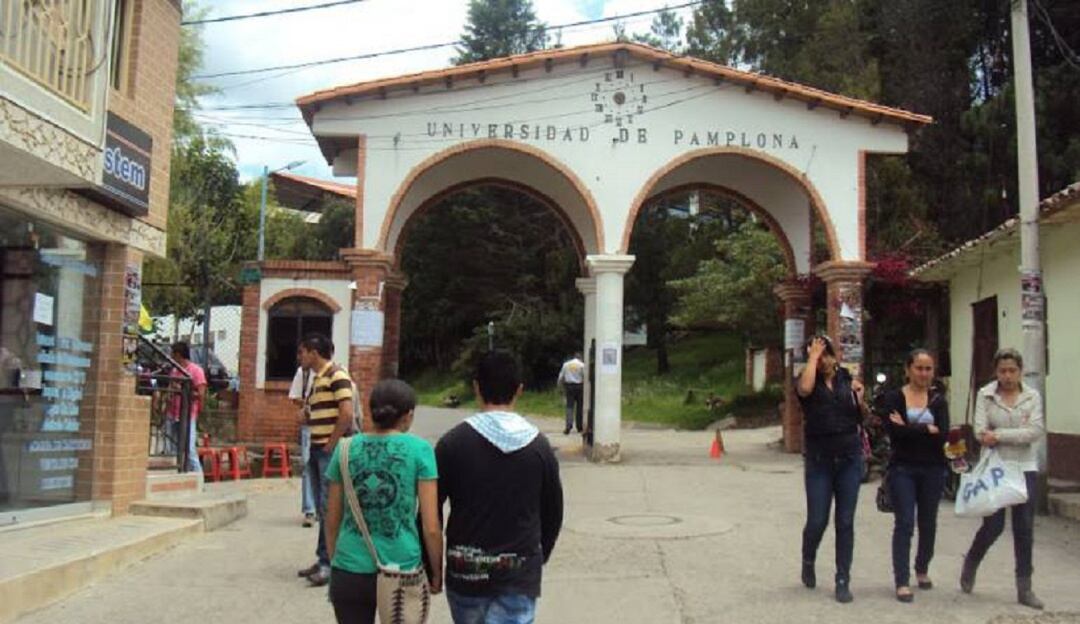 Estudiantes retornan a clases
