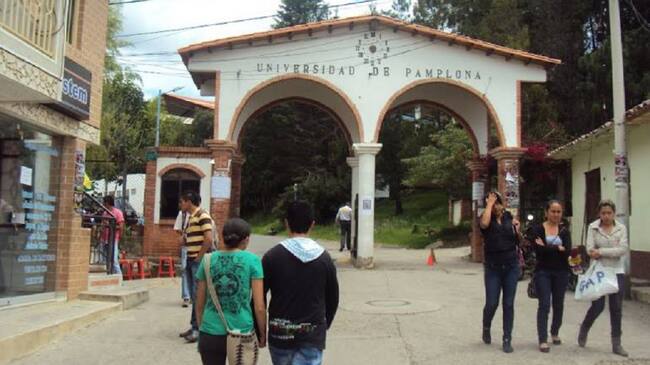 Estudiantes retornan a clases