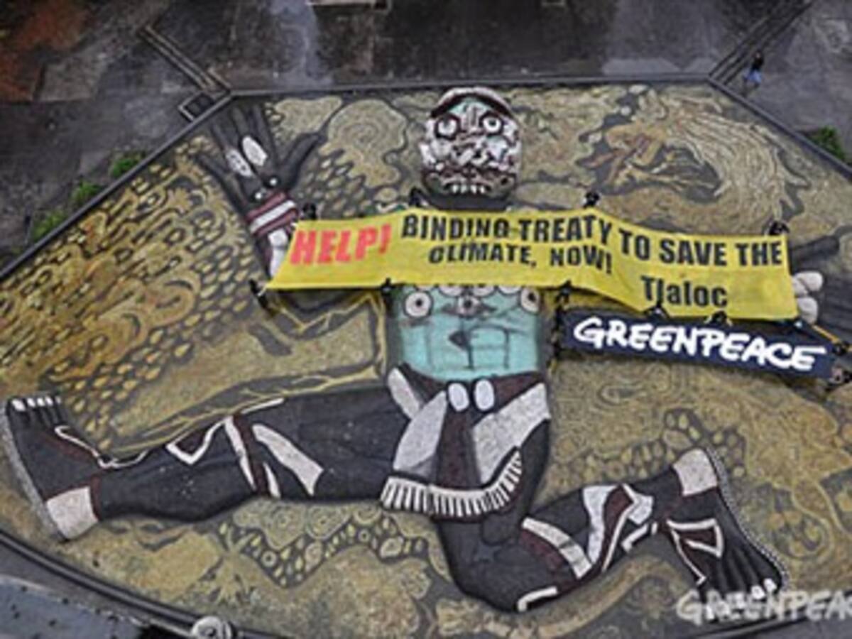 Greenpeace se toma escultura al dios azteca de la lluvia en capital mexicana