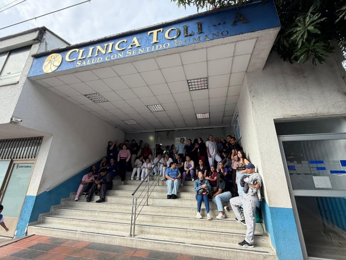 “Nos deben tres quincenas”: trabajadores de la Clínica Tolima protestan en Ibagué