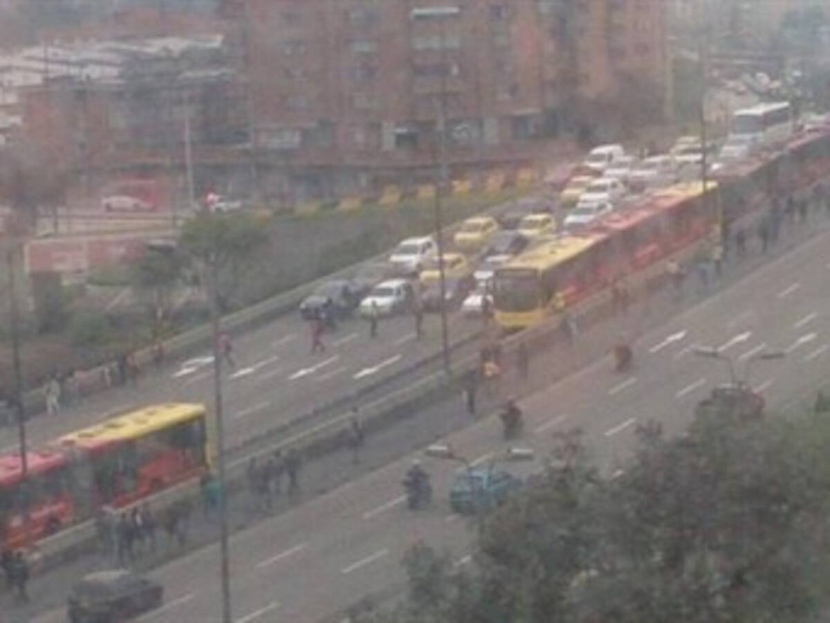 Acaba bloqueo de conductores del SITP en troncal de TransMilenio de la 26