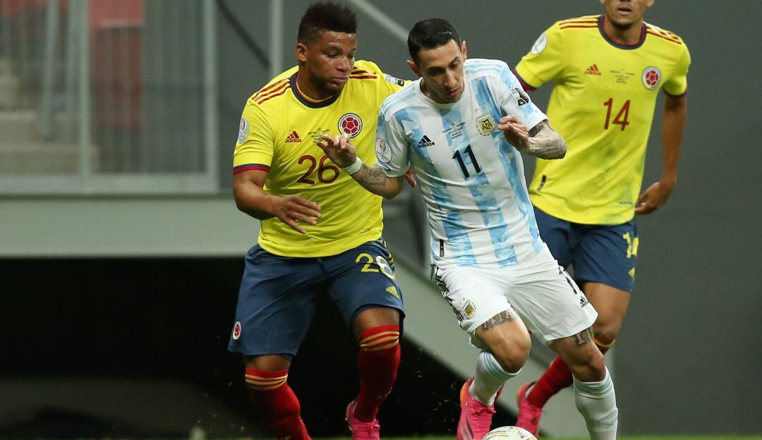 Frank Fabra disputando una pelota con Di María en las semifinales de la Copa América