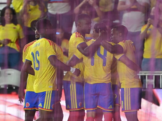 AME9457. FORT LAUDERDALE (ESTADOS UNIDOS), 15/11/2025.- Jugadores de Colombia celebran un gol este sábado, en un partido amistoso entre las selecciones de Colombia y Nueva Zelanda en el Chase Stadium, en Fort Lauderdale (Estados Unidos). EFE/ Giorgio Viera